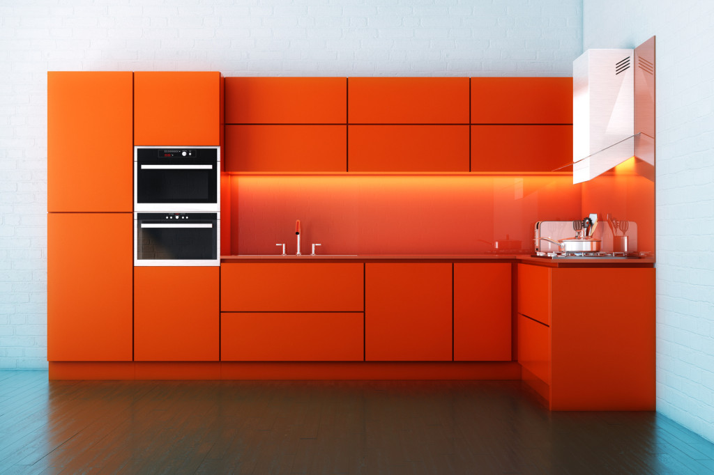 Moderní kuchyně v oranžové barvě.